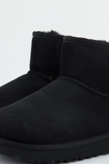 UGG UGG CLASSIC MINI en color NEGRO  (2)