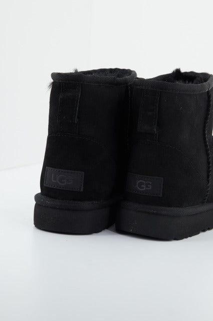 UGG UGG CLASSIC MINI en color NEGRO  (4)