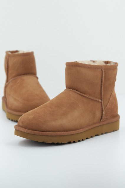 UGG UGG CLASSIC MINI en color MARRON  (1)