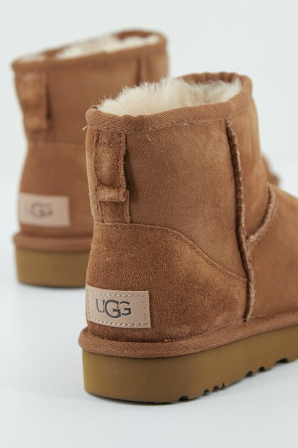 UGG UGG CLASSIC MINI en color MARRON  (3)