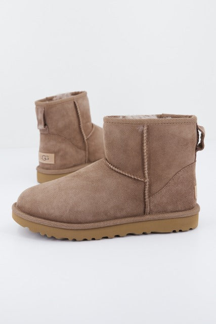 UGG CLASSIC MINI II en color MARRON  (1)