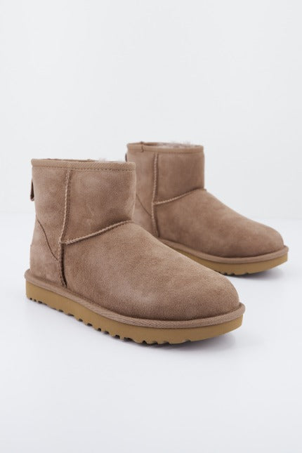 UGG CLASSIC MINI II en color MARRON  (2)