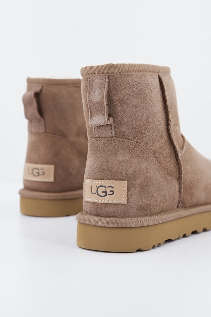 UGG CLASSIC MINI II en color MARRON  (3)