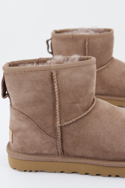 UGG CLASSIC MINI II en color MARRON  (4)