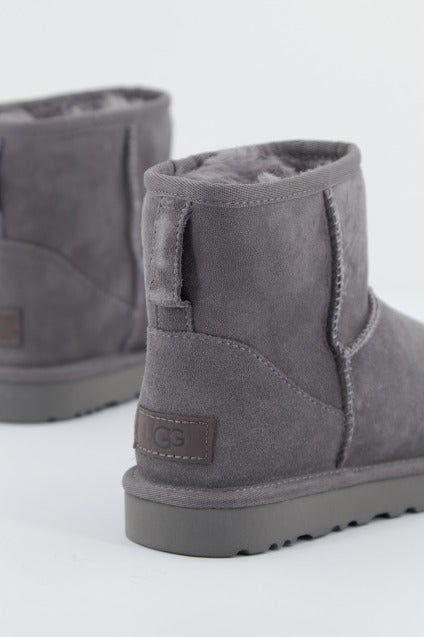 UGG UGG CLASSIC MINI en color GRIS  (3)