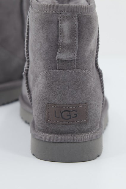 UGG UGG CLASSIC MINI en color GRIS  (4)