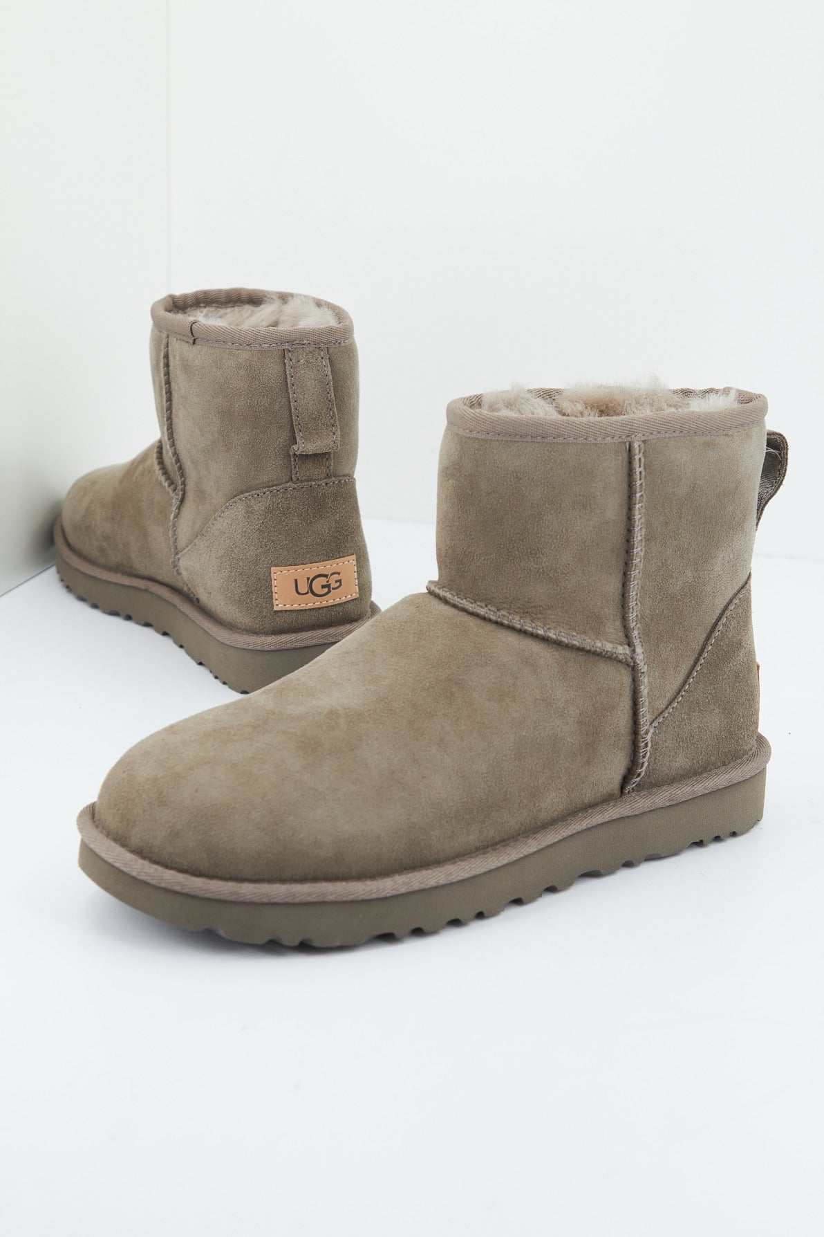 UGG W CLASSIC MINI II en color GRIS  (1)