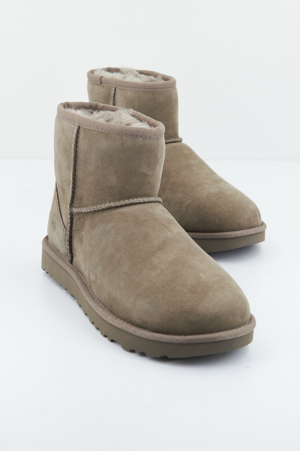 UGG W CLASSIC MINI II en color GRIS  (2)