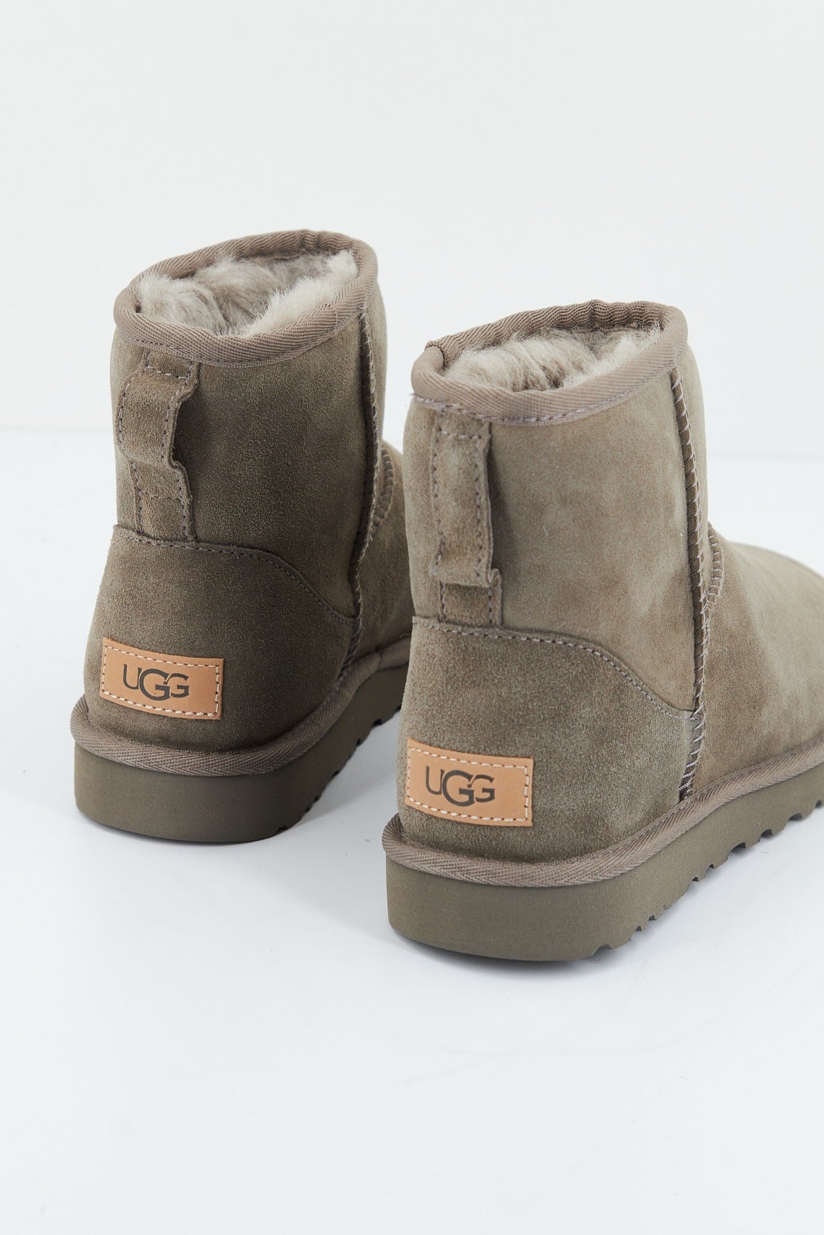 UGG W CLASSIC MINI II en color GRIS  (3)