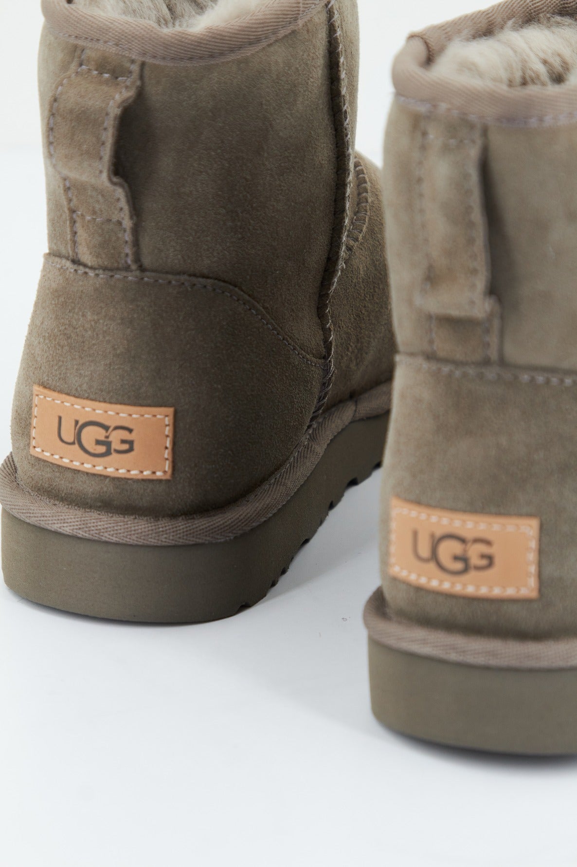 UGG W CLASSIC MINI II en color GRIS  (4)