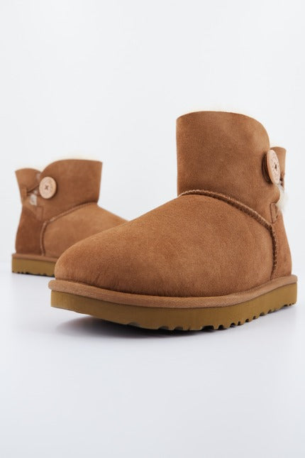 UGG W MINI BAILEY BUTTON en color MARRON CLARO  (2)