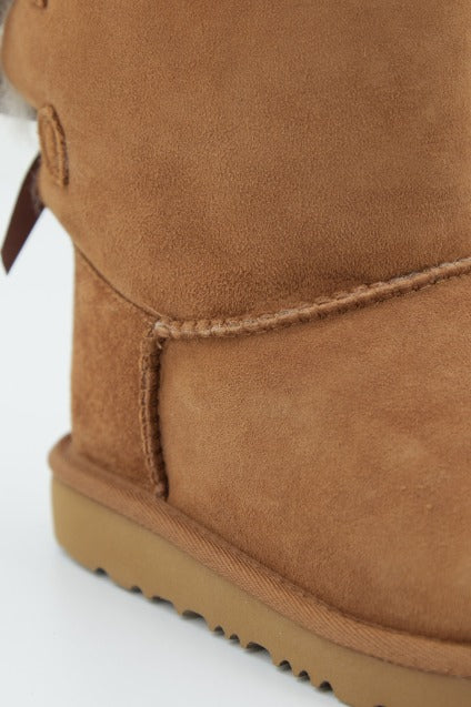 UGG BAILEY BOW II en color MARRON  (2)