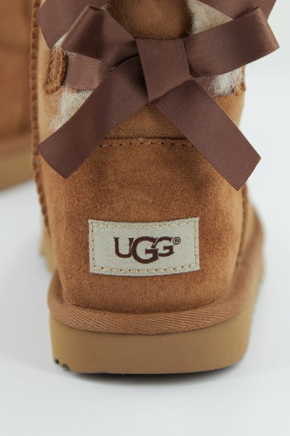 UGG BAILEY BOW II en color MARRON  (4)