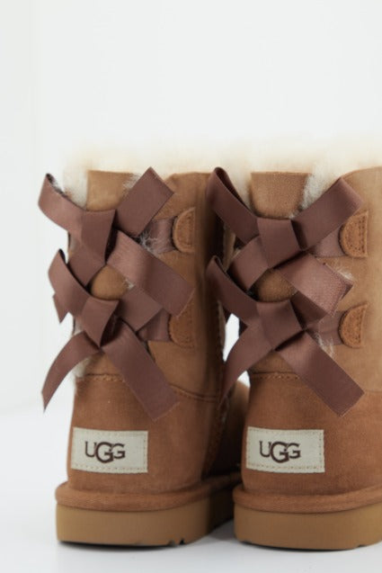 UGG BAILEY BOW II en color MARRON  (4)