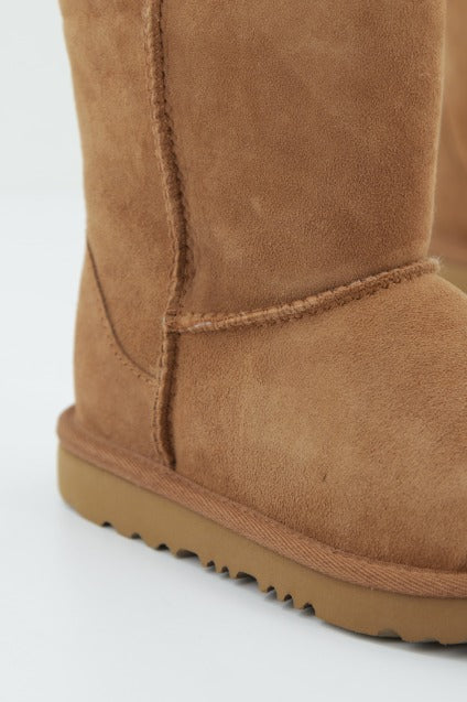 UGG CLASSIC II en color MARRON  (2)