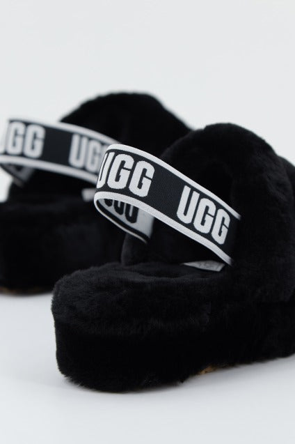 UGG FLUFF YEAH SLIDE en color NEGRO  (3)