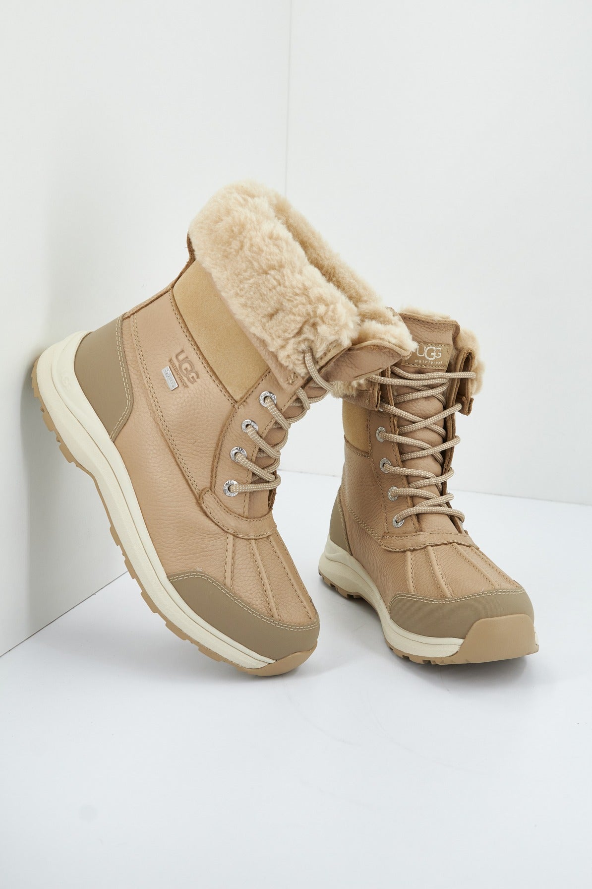 UGG W ADIRONDACK BOOT III en color BEIS  (2)