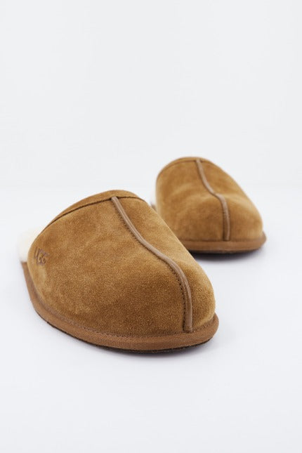 UGG SCUFF en color MARRON CLARO  (2)