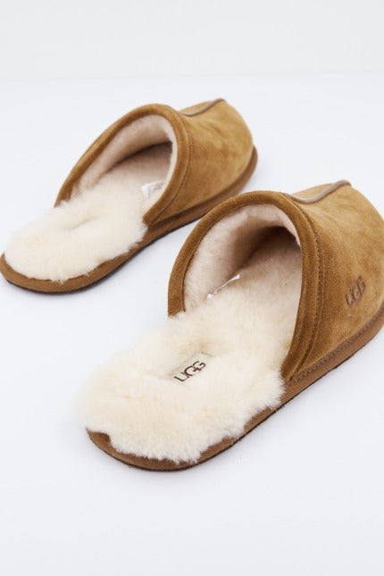 UGG SCUFF en color MARRON CLARO  (3)