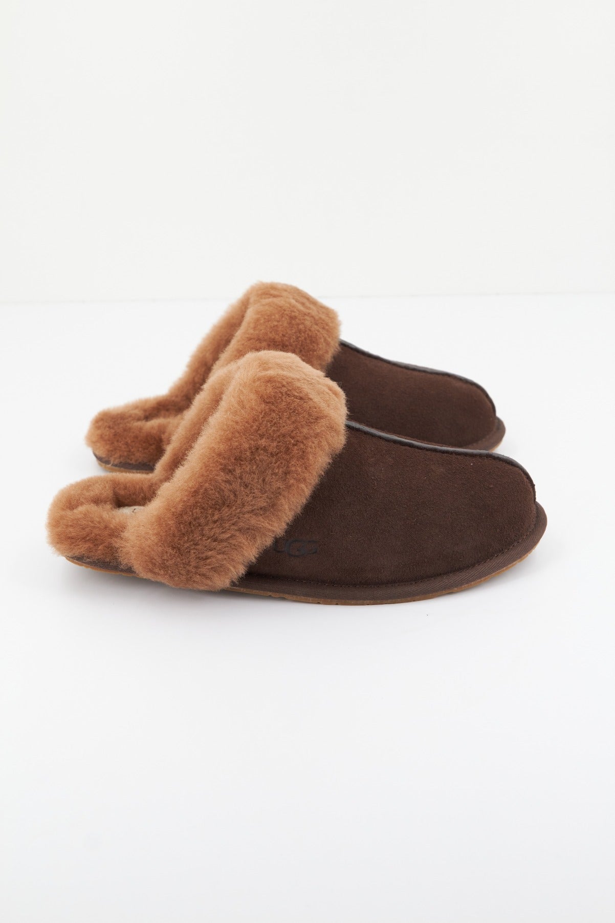 UGG W SCUFFETTE II en color MARRON  (1)