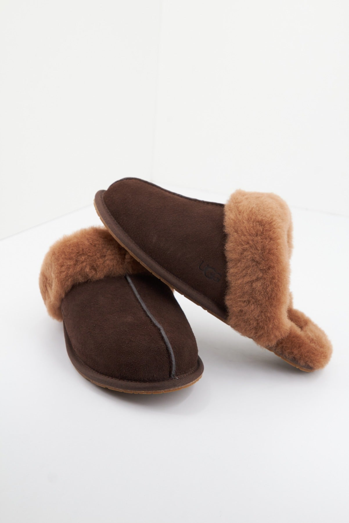 UGG W SCUFFETTE II en color MARRON  (2)