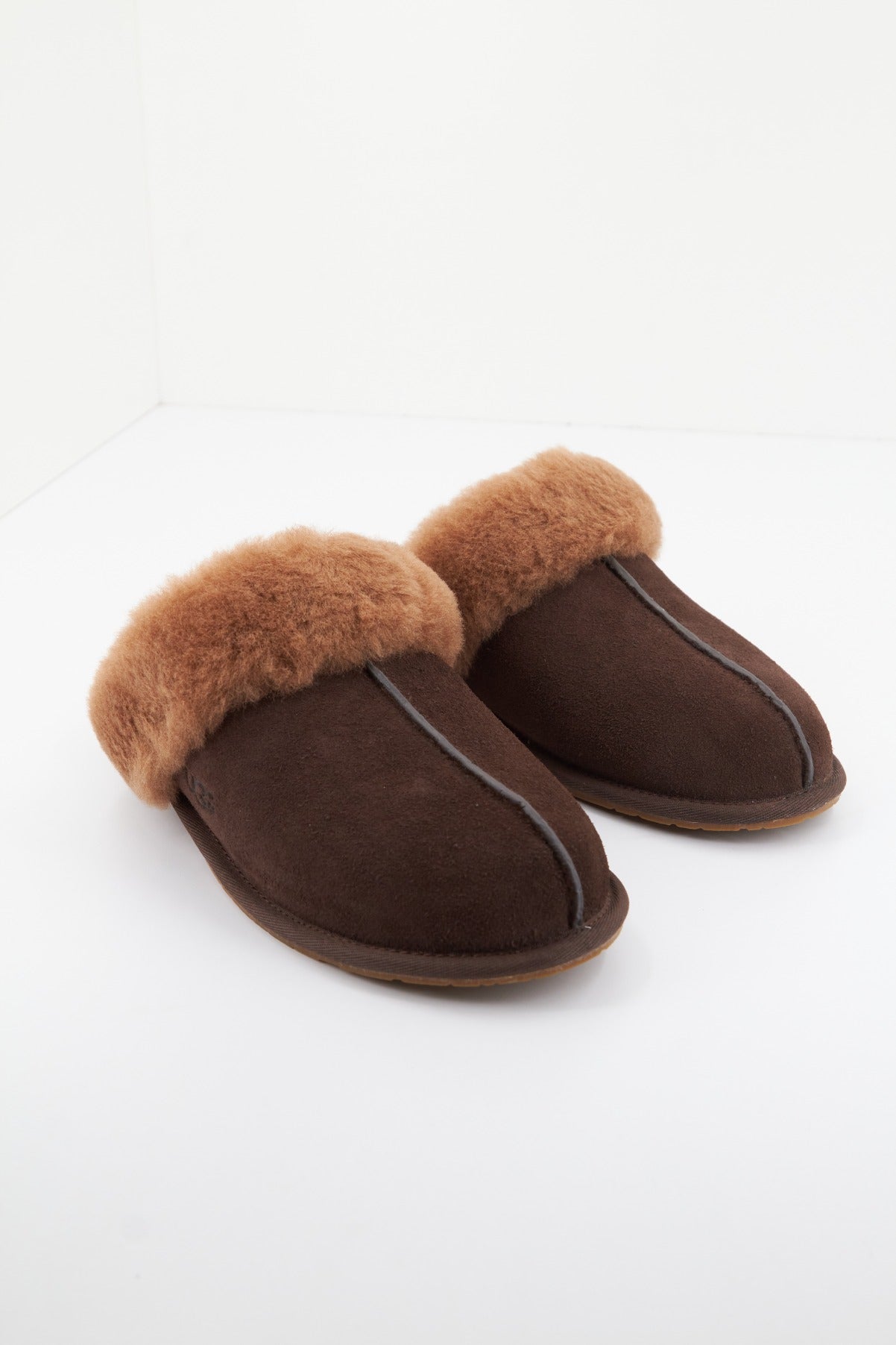 UGG W SCUFFETTE II en color MARRON  (3)